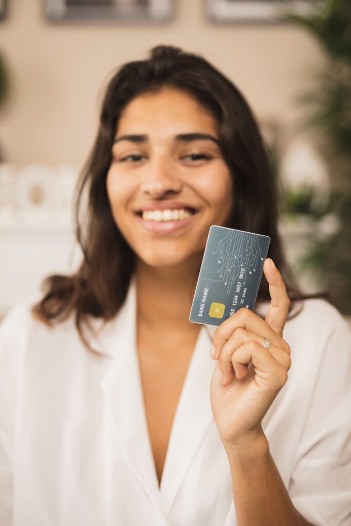 mulher feliz com cartão