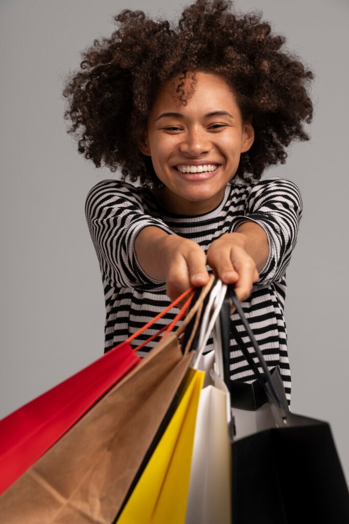 mulher feliz fazendo compras